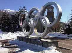 En bild föreställande ett monument av de olympiska ringarna i vintrig miljö